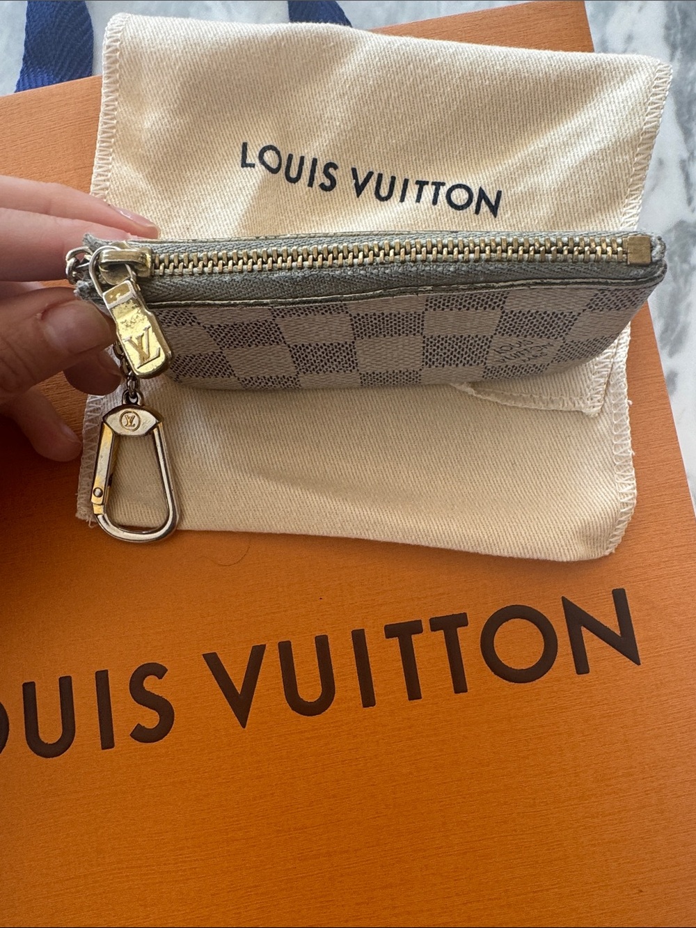 Louis Vuitton Damier Azur Mini Zippy Key Pouch in White and Gray with dust bag. - Picture 5 of 5